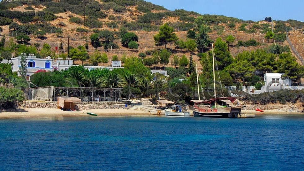 Η παραλία στο Μαράθι μπρος από την ταβέρνα «Παντελής»